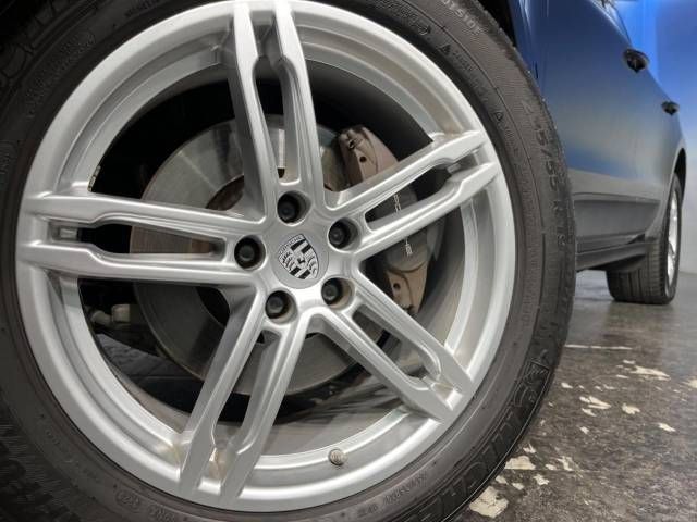 Porsche MACAN 2018-03 18929-16