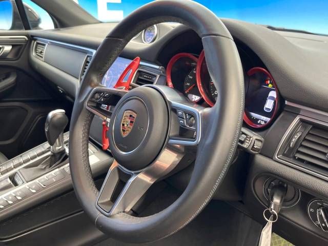 Porsche MACAN 2018-03 18929-19