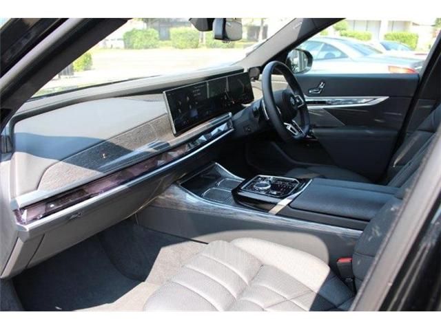 Bmw 7 SERIES 2023-06 22562-17