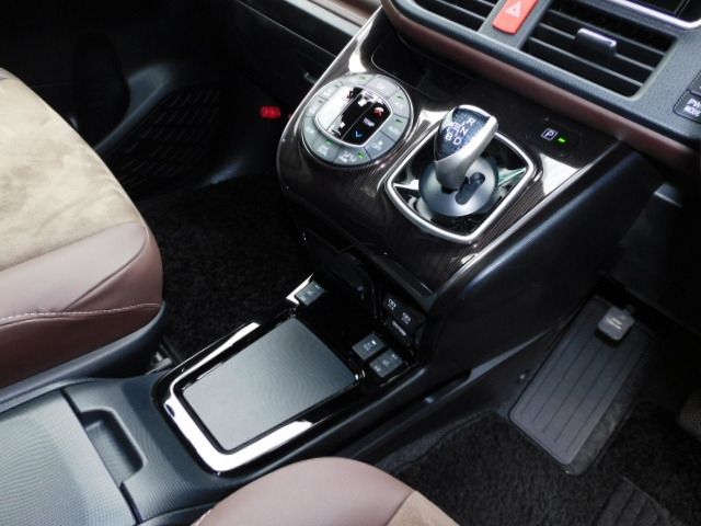 Toyota ESQUIRE 2019-03 181928-12