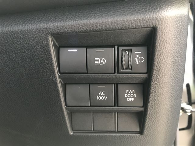 Toyota VOXY HYBRID 2023-06 190069-22