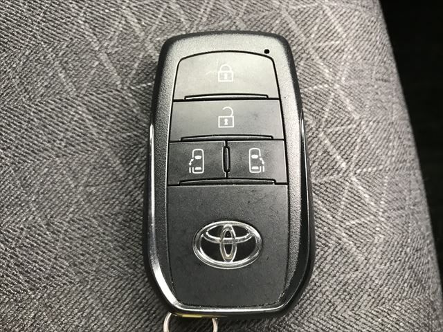 Toyota VOXY HYBRID 2023-06 190069-27