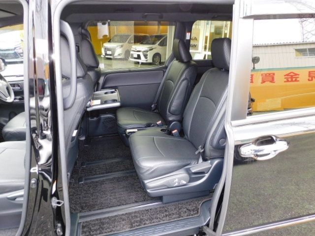 Toyota VOXY HYBRID 2021-02 183302-5