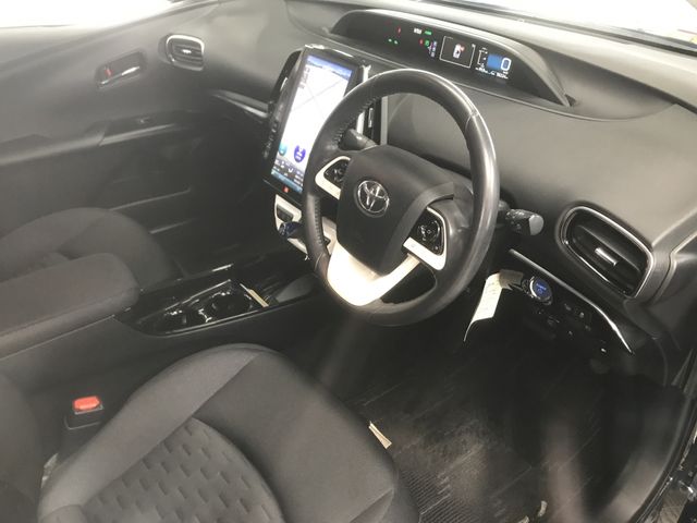 Toyota PRIUS PHV 2017-07 186652-1