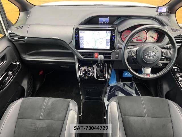 Toyota VOXY 2018-03 378481-1