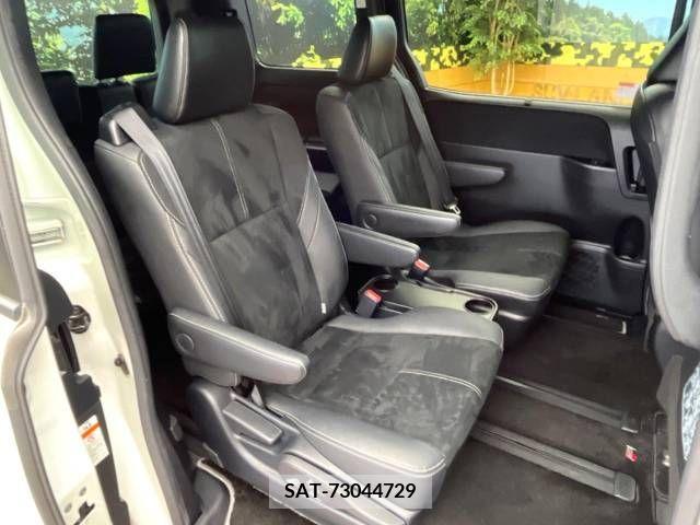 Toyota VOXY 2018-03 378481-9