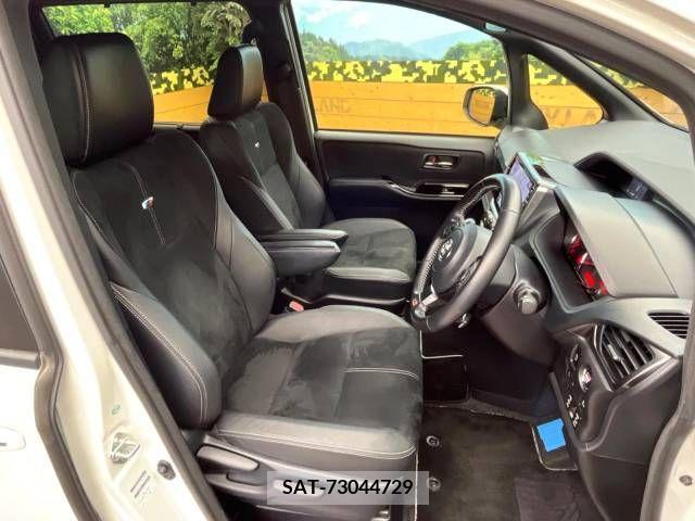 Toyota VOXY 2018-03 378481-8