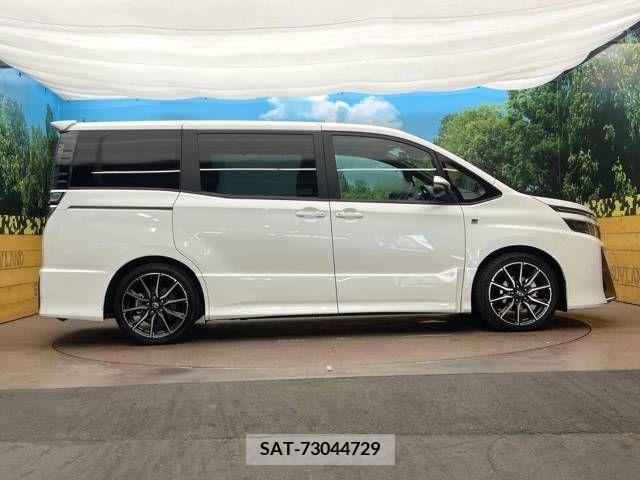 Toyota VOXY 2018-03 378481-17