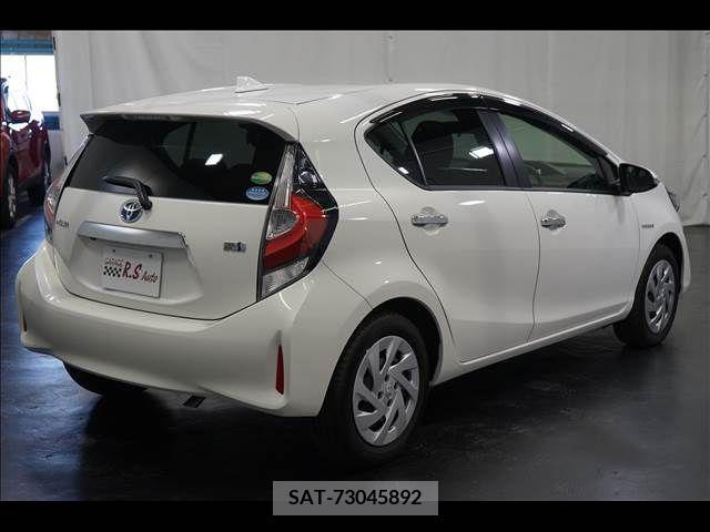 Toyota AQUA 2017-12 385687-8
