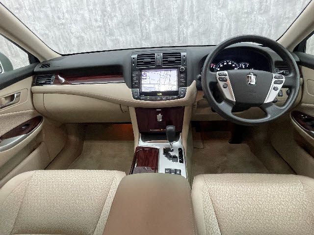 Toyota CROWN SEDAN 2011-12 192780-1
