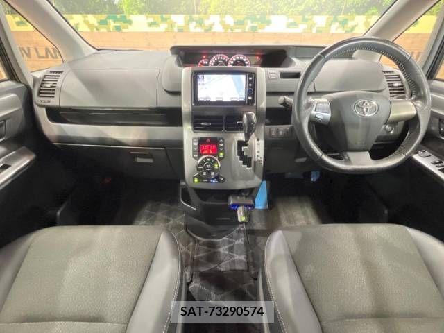 Toyota VOXY 2013-06 321335-1