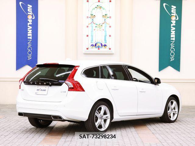 Volvo V60 2018-02 320512-2