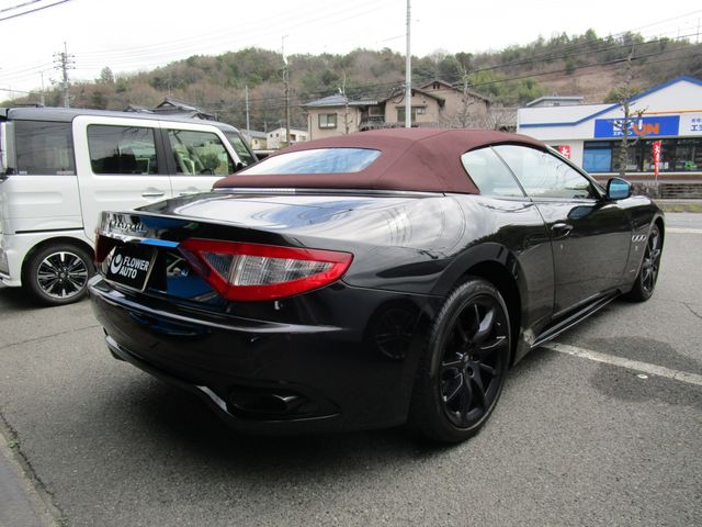 Maserati GranCabrio 2012-08 1060-2