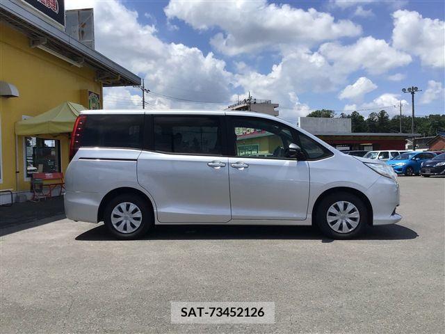 Toyota NOAH 2017-04 392819-7