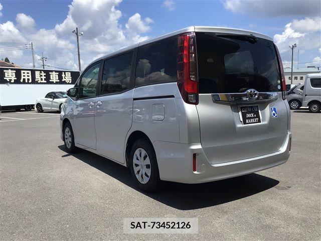 Toyota NOAH 2017-04 392819-6