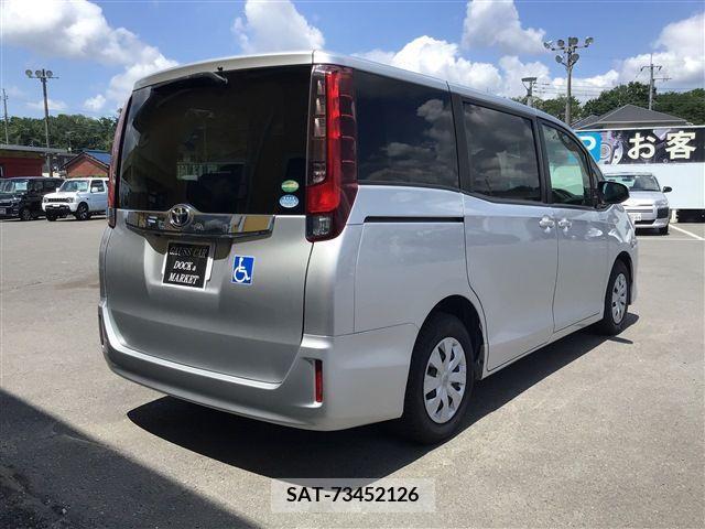 Toyota NOAH 2017-04 392819-5