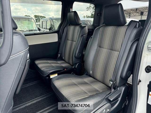 Toyota NOAH 2019-09 365109-17