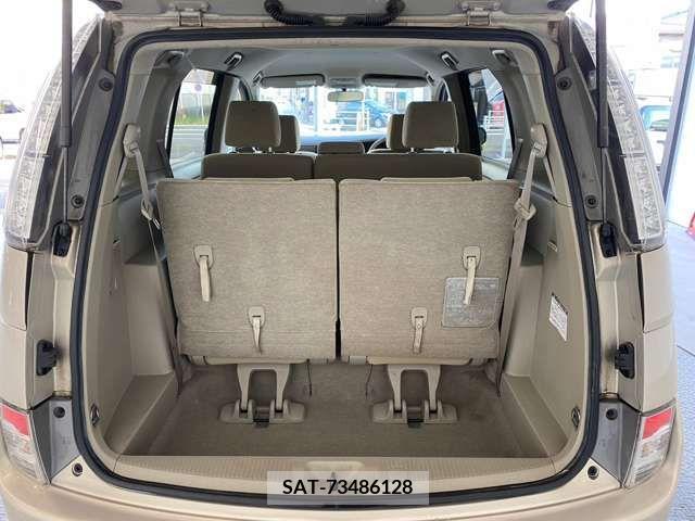 Toyota ISIS 2011-06 361873-9