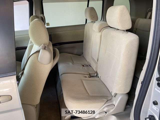 Toyota ISIS 2011-06 361873-7