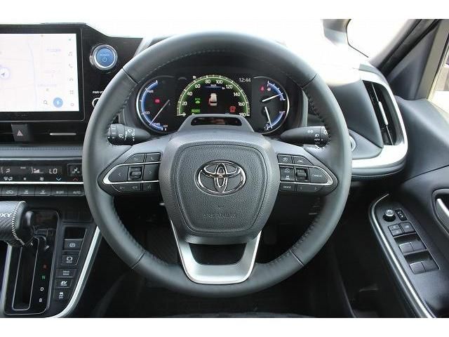 Toyota VOXY HYBRID 2022-03 8979-12