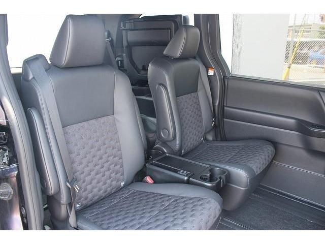Toyota VOXY HYBRID 2022-03 8979-11