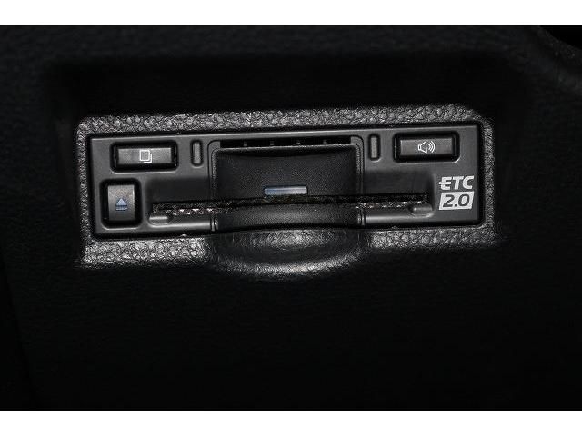 Toyota VOXY HYBRID 2022-03 8979-16