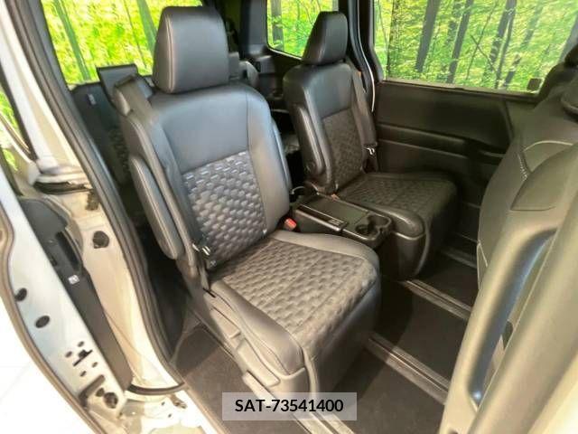 Toyota VOXY 2022-02 394957-9