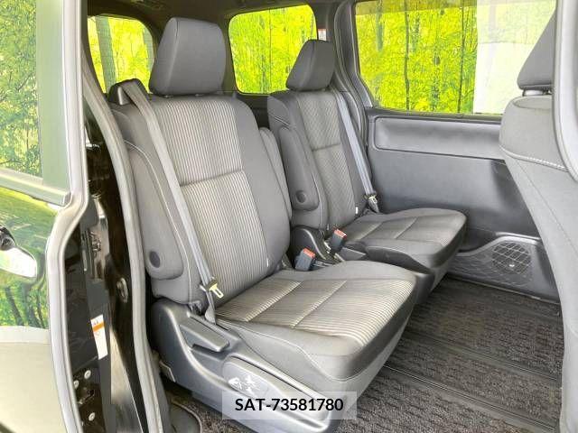 Toyota VOXY 2019-01 348714-9