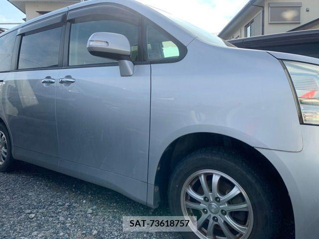 Toyota NOAH 2010-07 212607-3