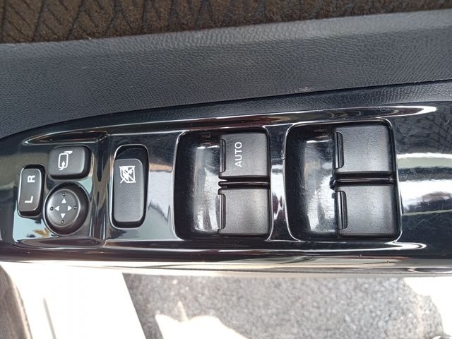 Nissan ROOX 2012-06 6264-21