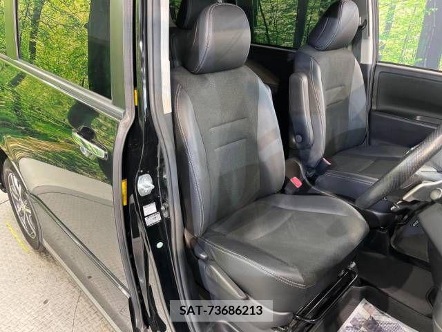 Toyota VOXY 2013-06 337661-8