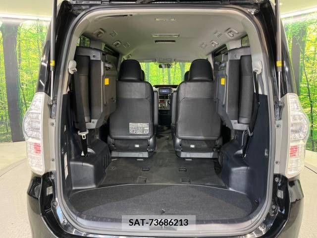 Toyota VOXY 2013-06 337661-11