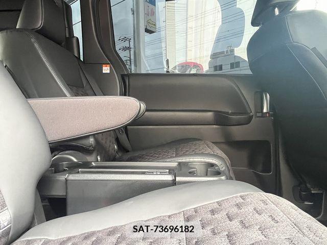 Toyota VOXY 2023-05 313595-17