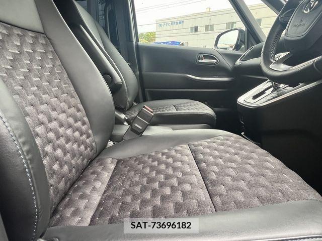 Toyota VOXY 2023-05 313595-16