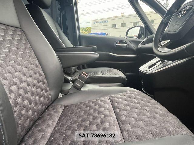 Toyota VOXY 2023-05 313595-11