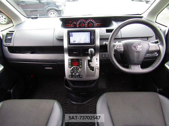 Toyota VOXY 2013-06 378462-1