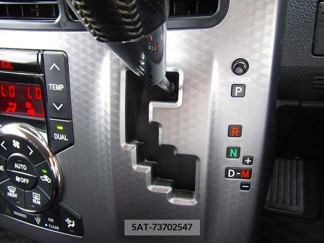 Toyota VOXY 2013-06 378462-22