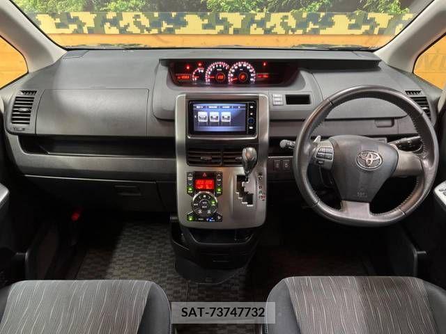 Toyota VOXY 2011-11 289046-1
