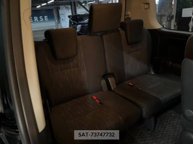 Toyota VOXY 2011-11 289046-10