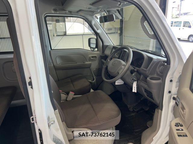 Mazda SCRUM VAN 2017-05 367605-1