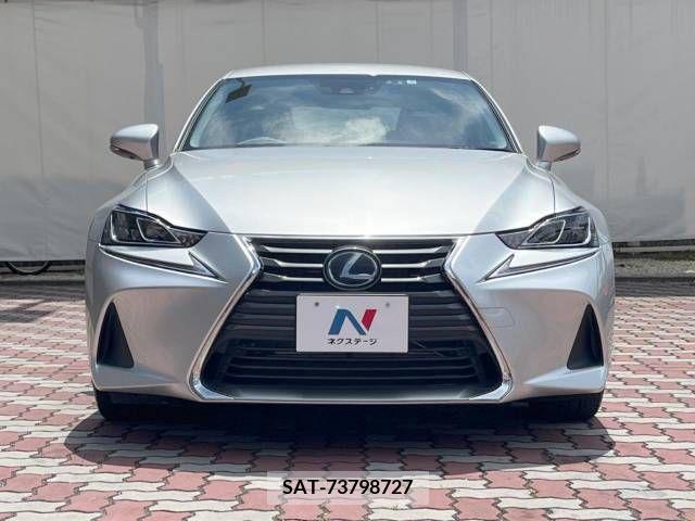 Lexus IS 2019-06 300092-14