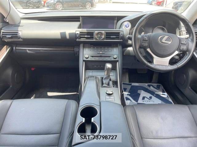 Lexus IS 2019-06 300092-1
