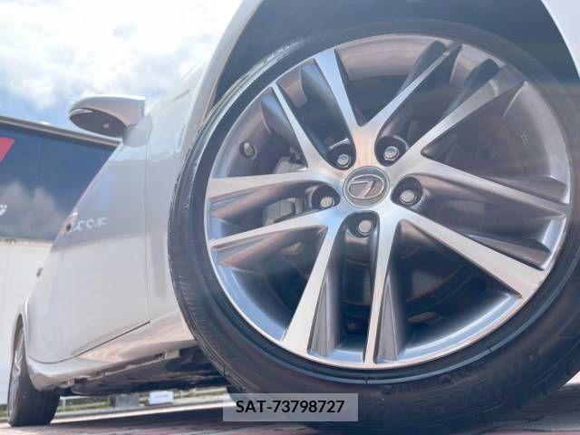 Lexus IS 2019-06 300092-13