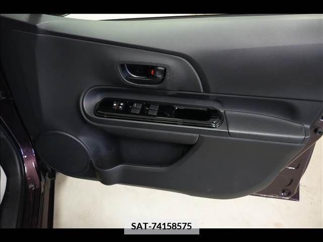 Toyota AQUA 2017-03 374333-8