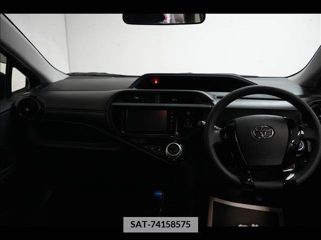 Toyota AQUA 2017-03 374333-7