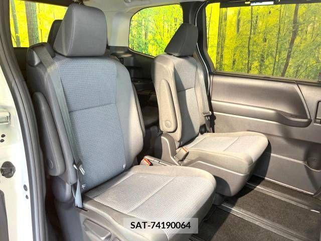 Toyota NOAH 2022-11 313586-9