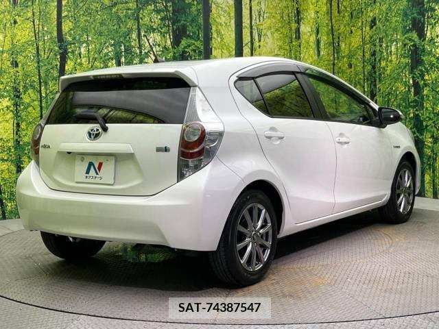 Toyota AQUA 2013-03 385376-17