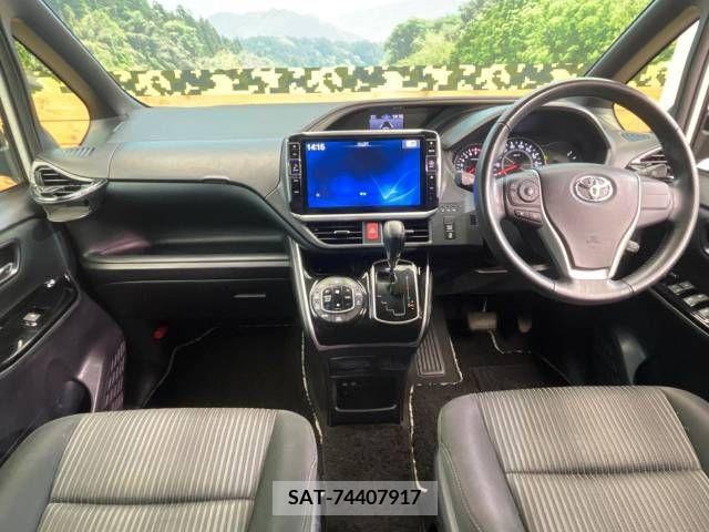 Toyota VOXY 2018-02 321583-1