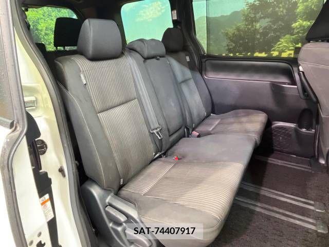 Toyota VOXY 2018-02 321583-9