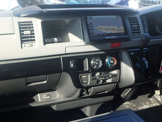 Toyota HIACE VAN 2010-01 195699-18